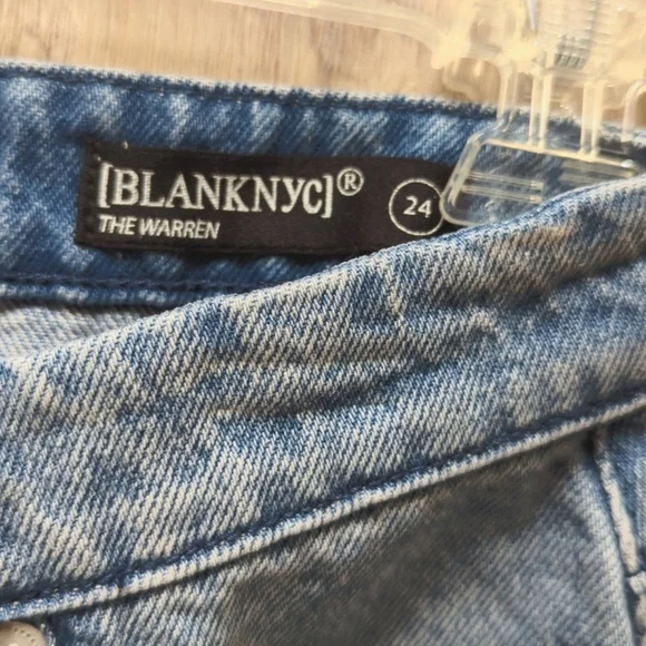 Blank NYC The Warren Distressed Raw Hem Medium Wash Shorts NWT Size 24/0 - Picture 2 of 7